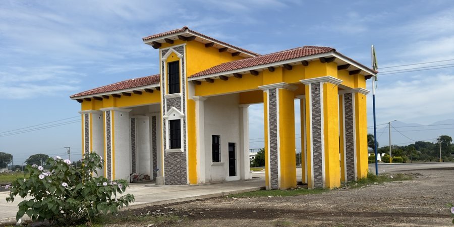 Garita de ingreso ya construida de Residenciales Camelias IV, en Río Bravo