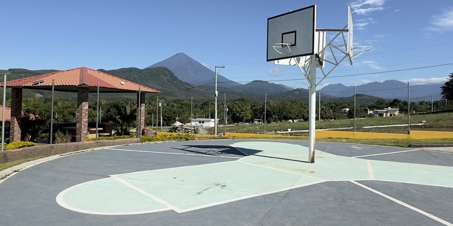 Cancha polideportiva de Buenaventura Patulul con un volcán al fondo