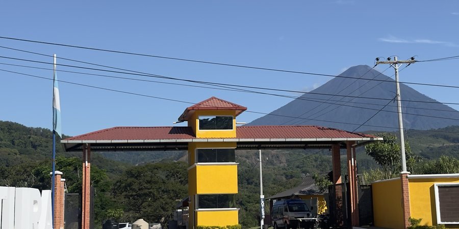 Garita de ingreso de Buenaventura San Alberto con un volcán al fondo