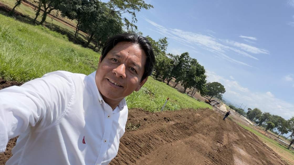 Oscar Reynoso en Buenaventura Patulul, donde avanza la urbanización