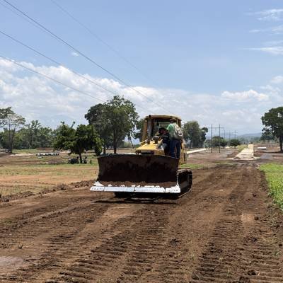 Tractor nivelando una calle en Buenaventura Patulul