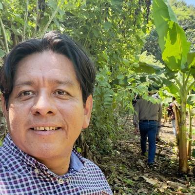 Oscar recorriendo a pie un terreno para evaluarlo