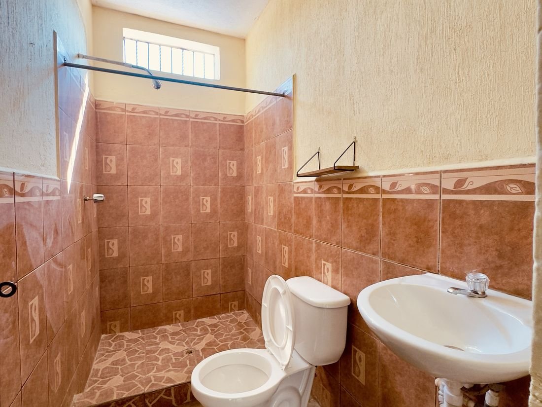 Baño completo con ducha, inodoro y lavamanos