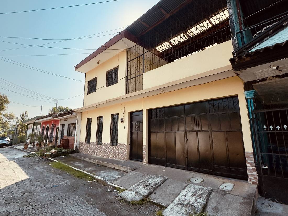 La casa vista desde la calle adoquinada de Barrio Monterrey