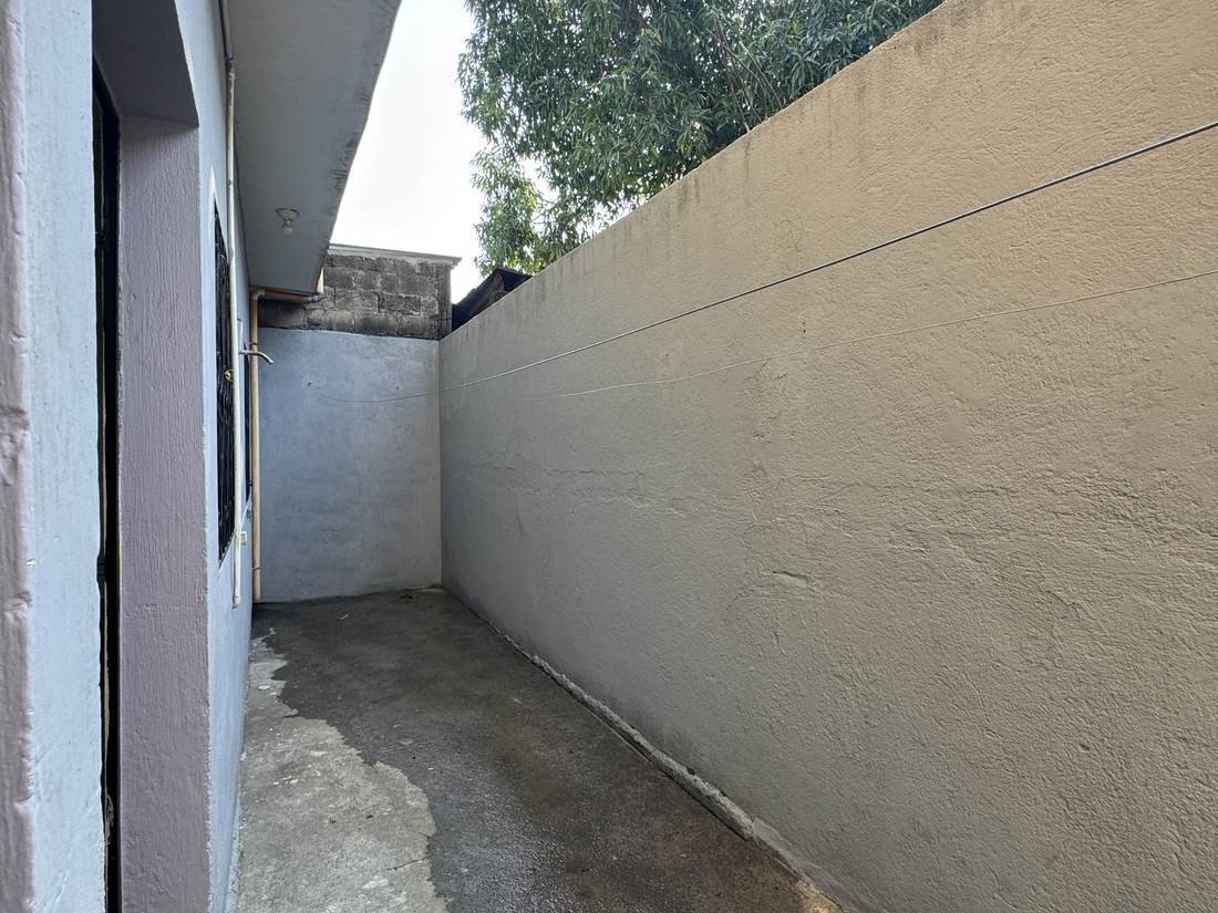Patio trasero de la casa, con muro perimetral