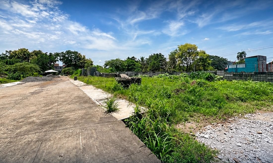 Terreno de esquina en Condominio La Ceiba