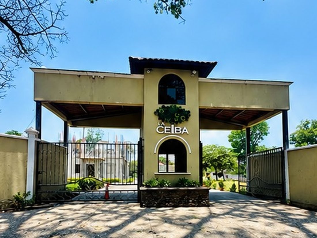 Garita de ingreso del Condominio La Ceiba, con portón de control