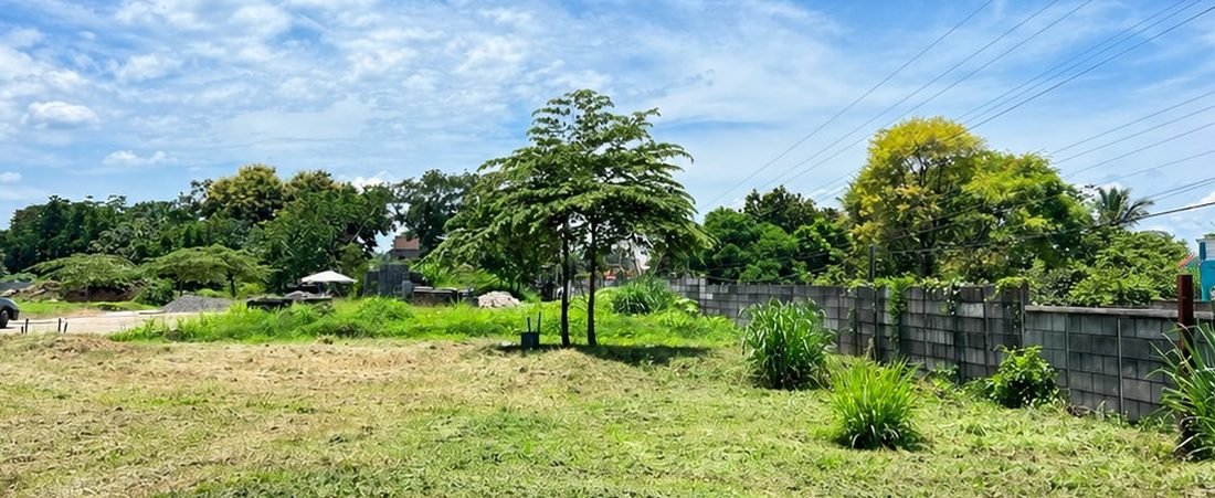 Vista a lo ancho del terreno de esquina, plano y limpio
