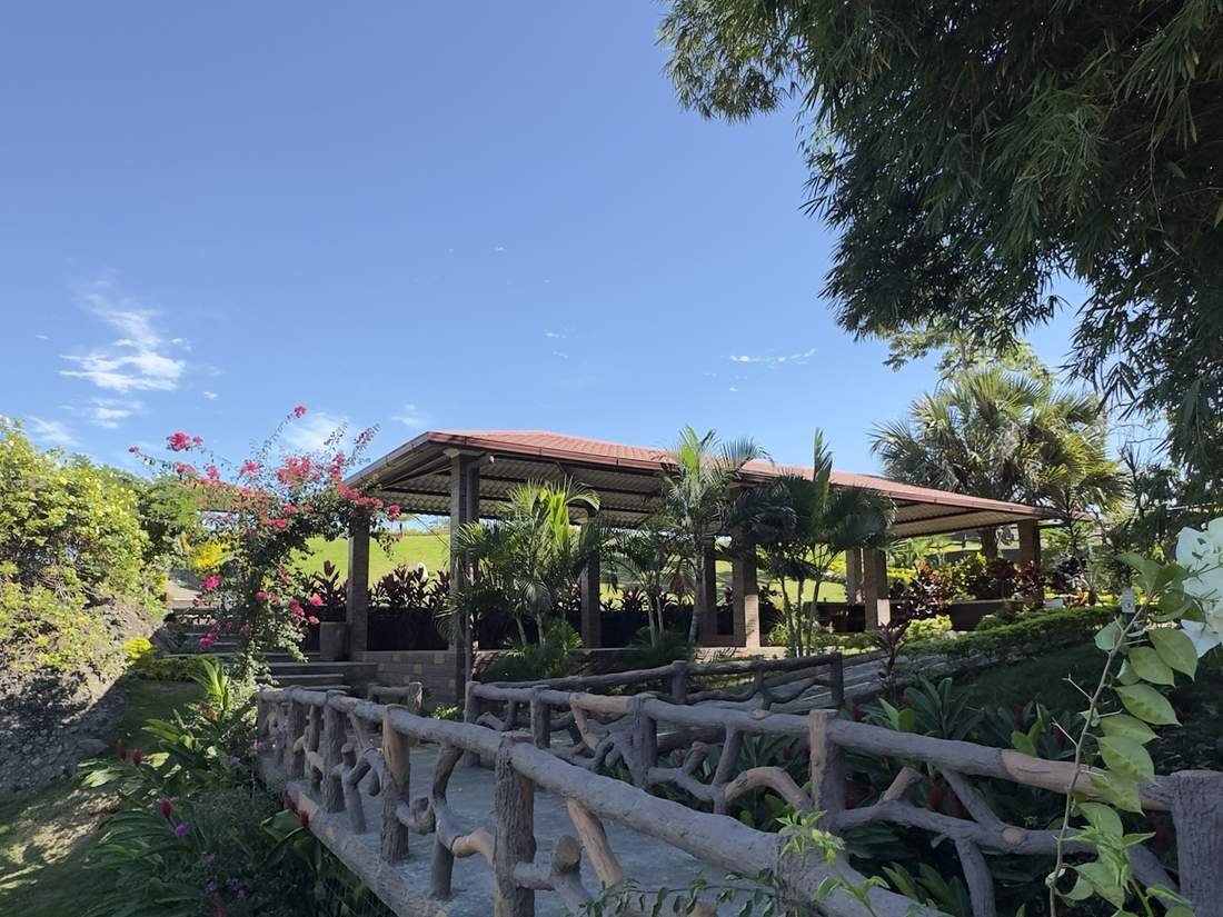 Puente rústico de madera que lleva al ranchón de Buenaventura Patulul