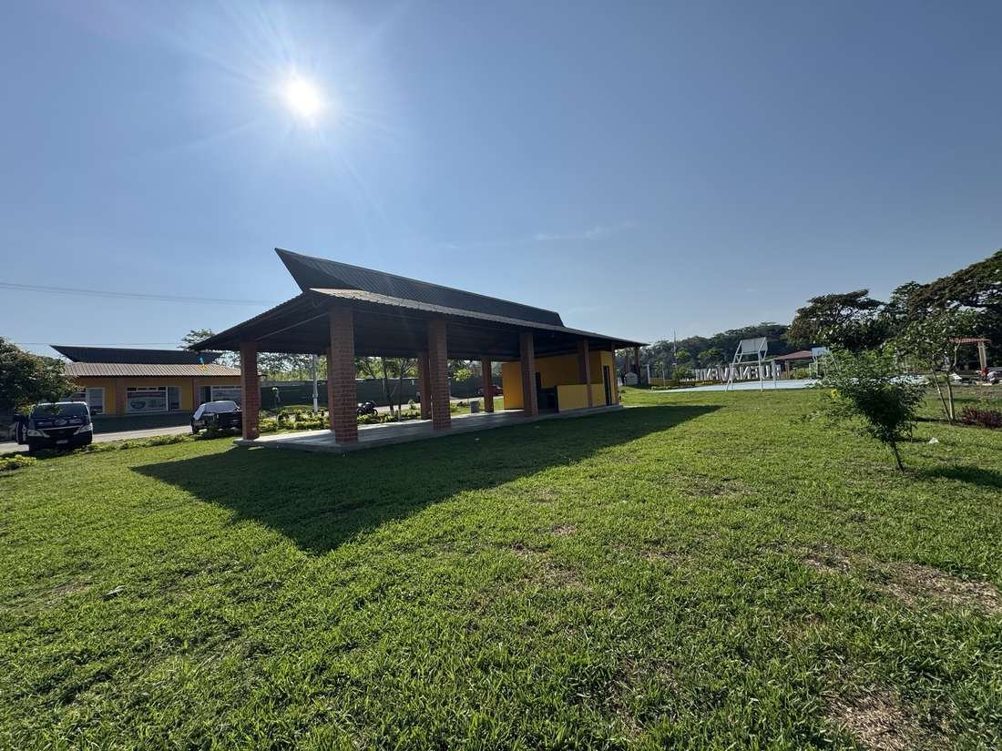 Salón y área de club de Buenaventura San Alberto, con las letras del residencial al fondo