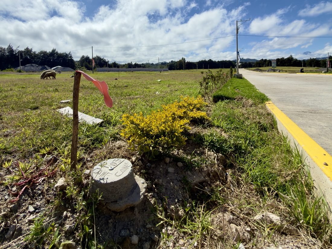 Mojón de concreto que marca el lindero de un lote en Buenaventura Tecpán, junto a la calle