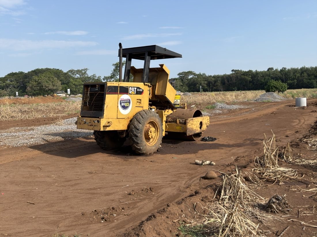 Compactadora trabajando sobre una de las calles del proyecto
